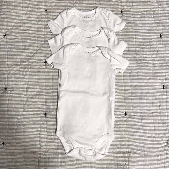 🔴Carter’s 3pc White Bodysuits Onesies - Picture 1 of 4